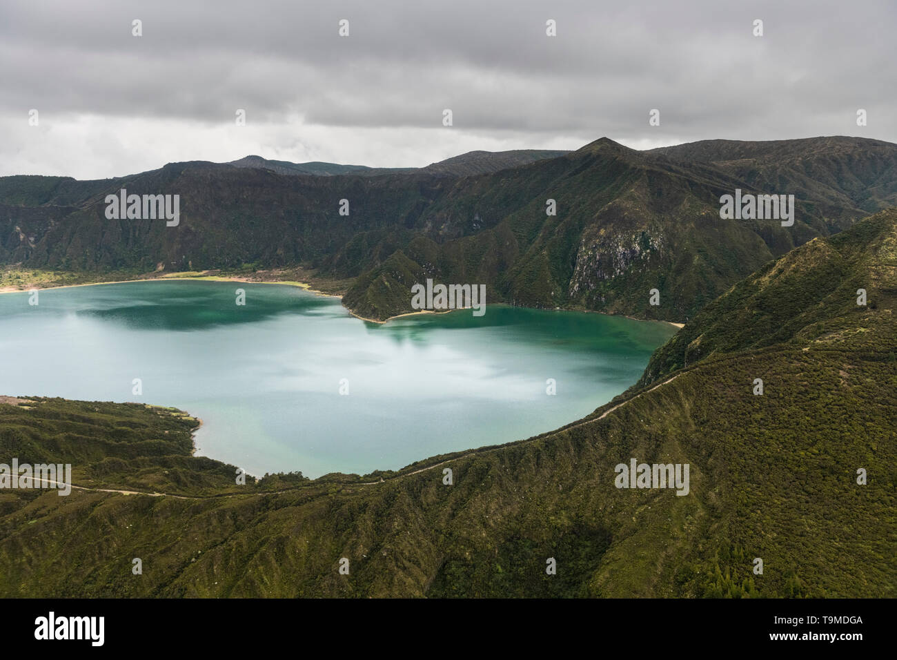 Paesaggio di antenna della sorprendente Lagoa do Fogo. Lagoa do Fogo (lago/laguna di fuoco) è un lago cratere entro l'Água de Pau massiccio in stratovulcano la Foto Stock