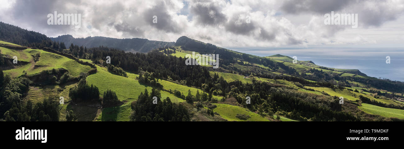 Immagine aerea di pascoli e foreste native sul lato nord del cratere vulcanico delle Sete Cidades in Sao Miguel, Azzorre Foto Stock