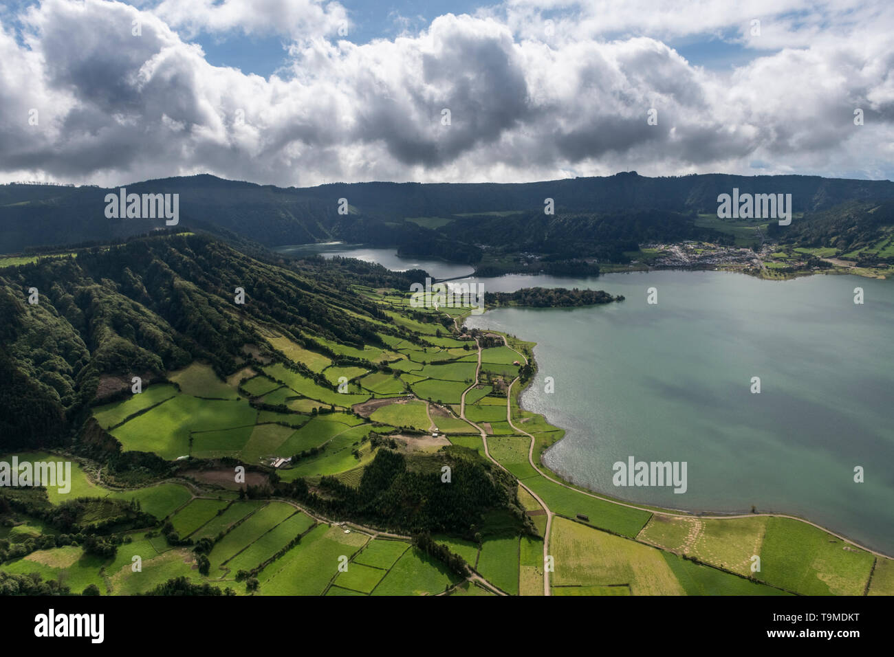 Paesaggio dell'antenna dell'imponente cratere vulcanico con Lagoa Azul a Sete Cidades, Isola di Sao Miguel, Azzorre Foto Stock