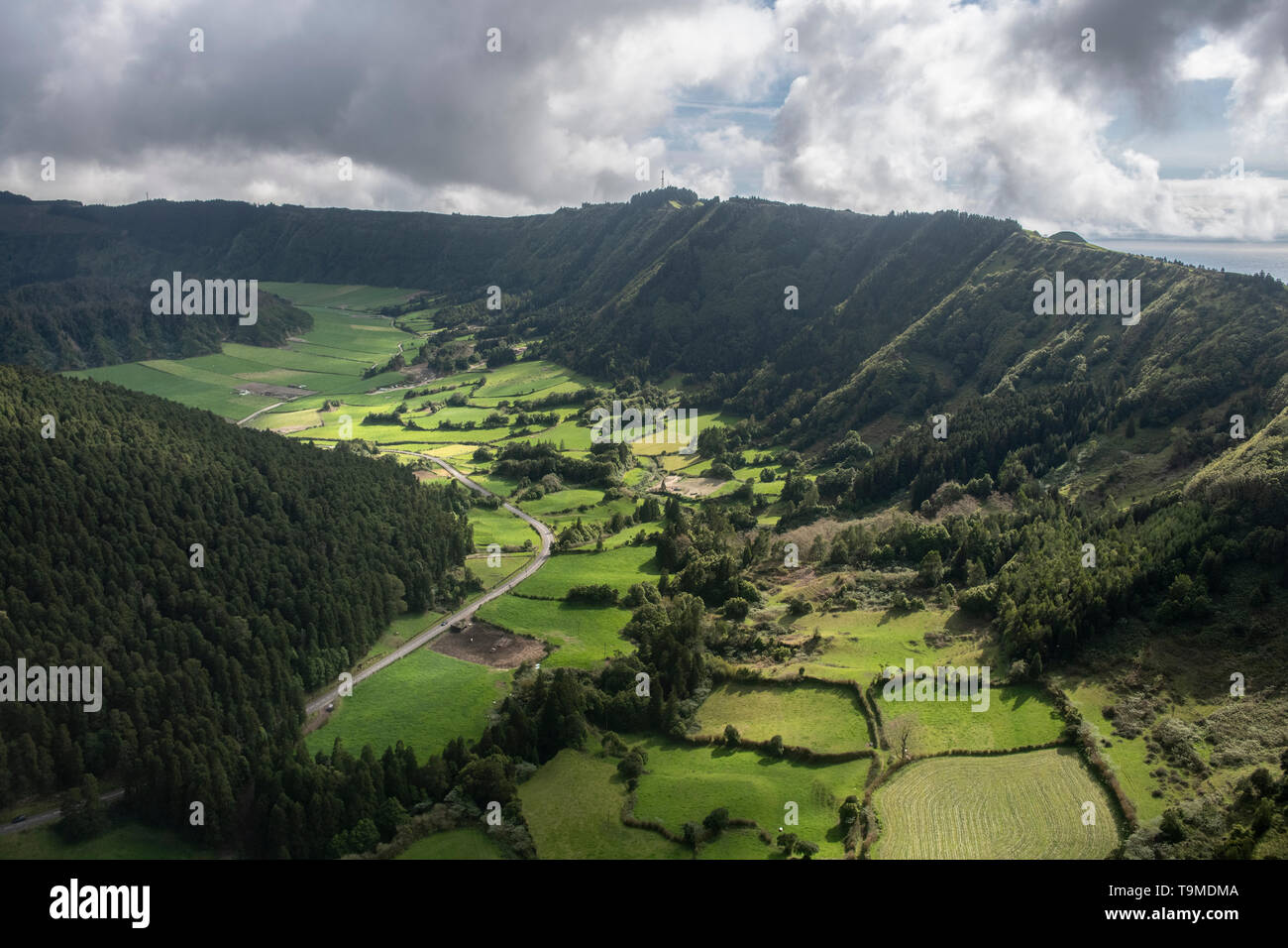 Paesaggio dell'antenna dell'imponente cratere vulcanico a Sete Cidades, Isola di Sao Miguel, Azzorre. Qui la valle tra il grande cratere parete e th Foto Stock