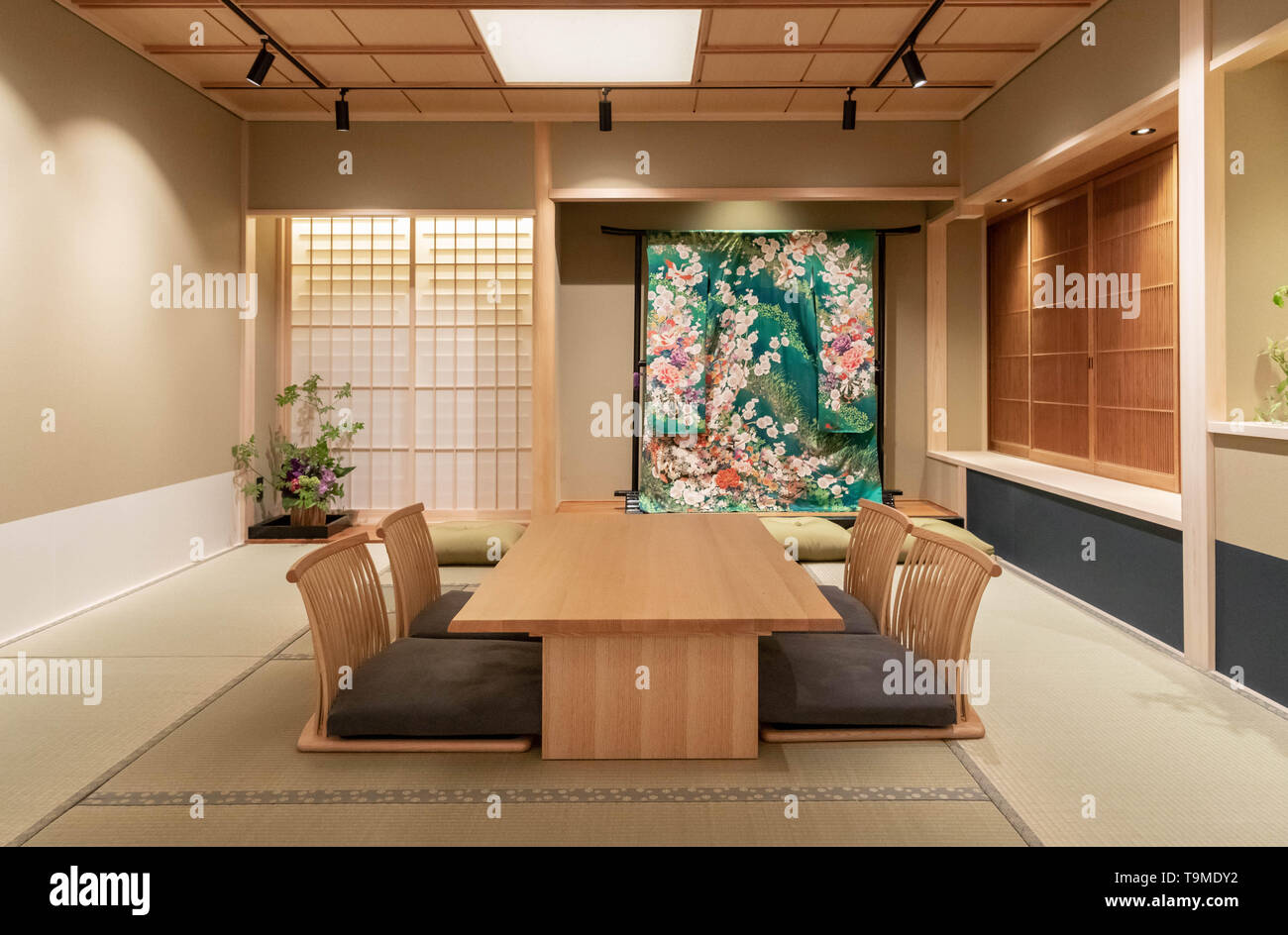 Stile tradizionale giapponese a breve tavolo e sedie legless sul pavimento  tatami Foto stock - Alamy