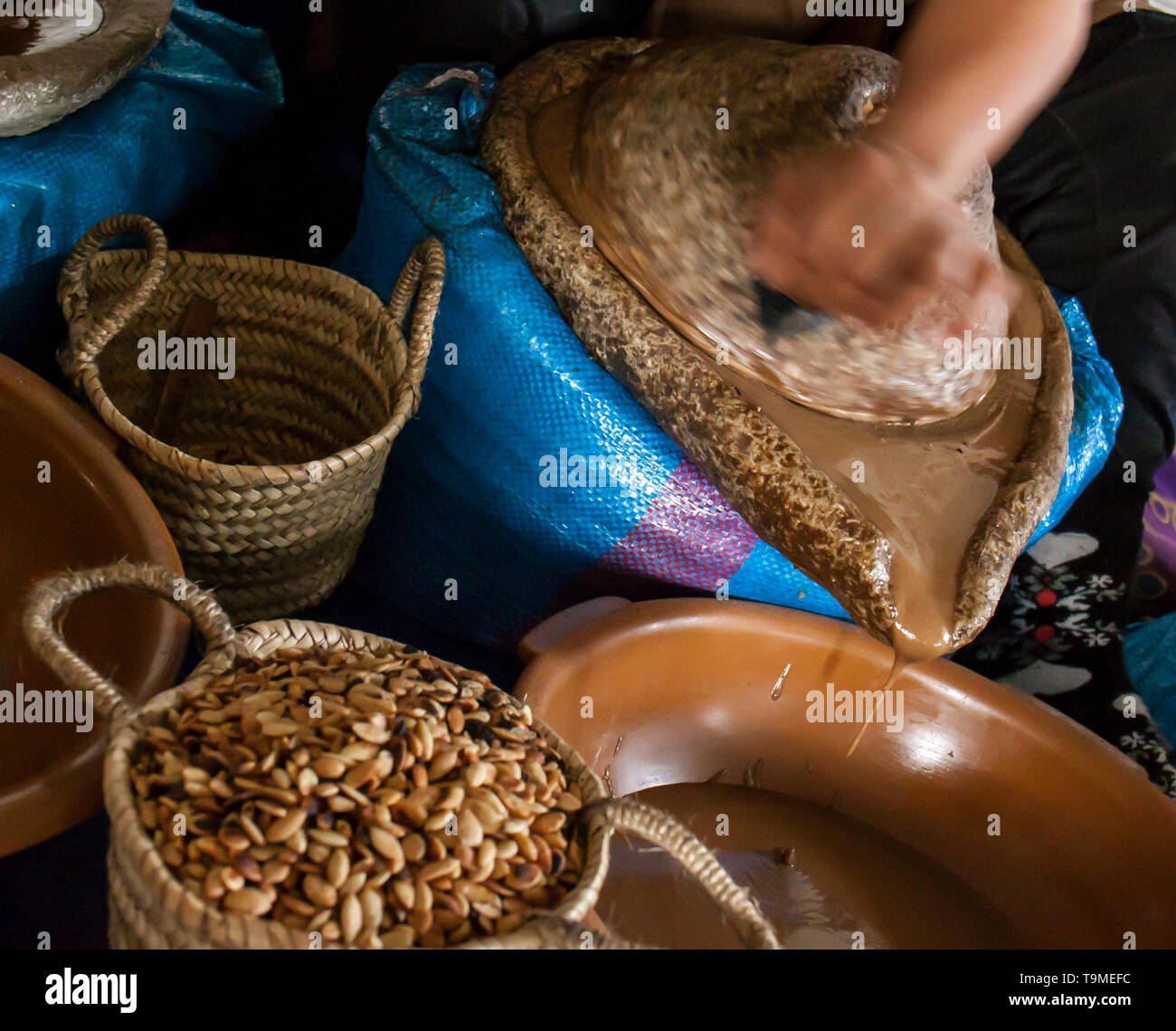 Rendendo l'olio di Argan in Marocco Foto Stock