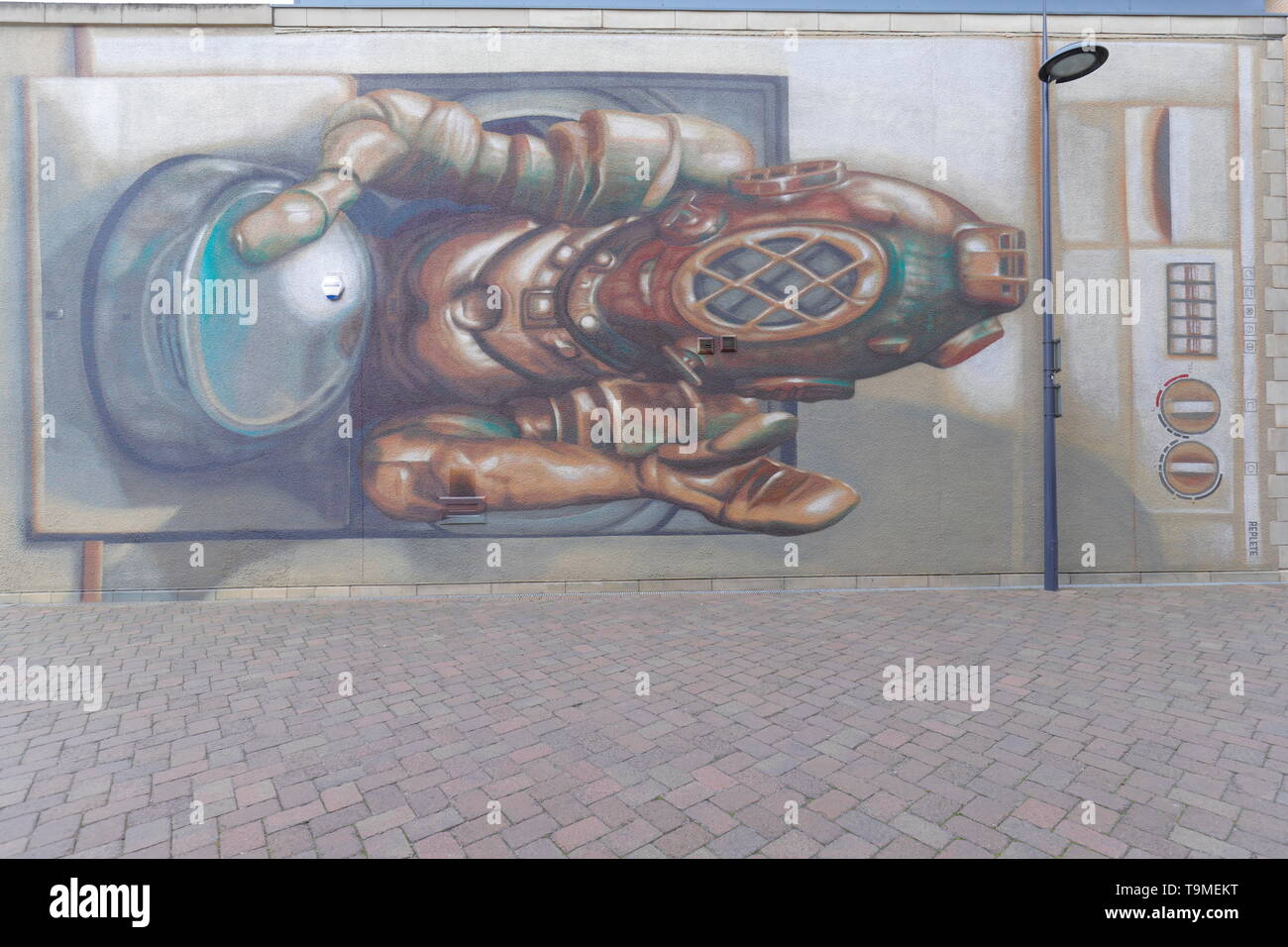 Un dipinto murale di un mare profondo subacqueo arrampicata su di una macchina di lavaggio su blocchi di appartamenti in Brewery Wharf,Leeds, West Yorkshire. Foto Stock