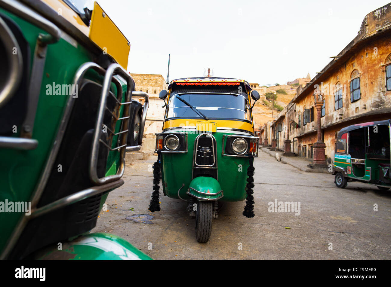 Bellissima vista di alcune auto rickshaw (noto anche come tuc tuc) parcheggiata per le strade di Jaipur, Rajasthan, India. Foto Stock