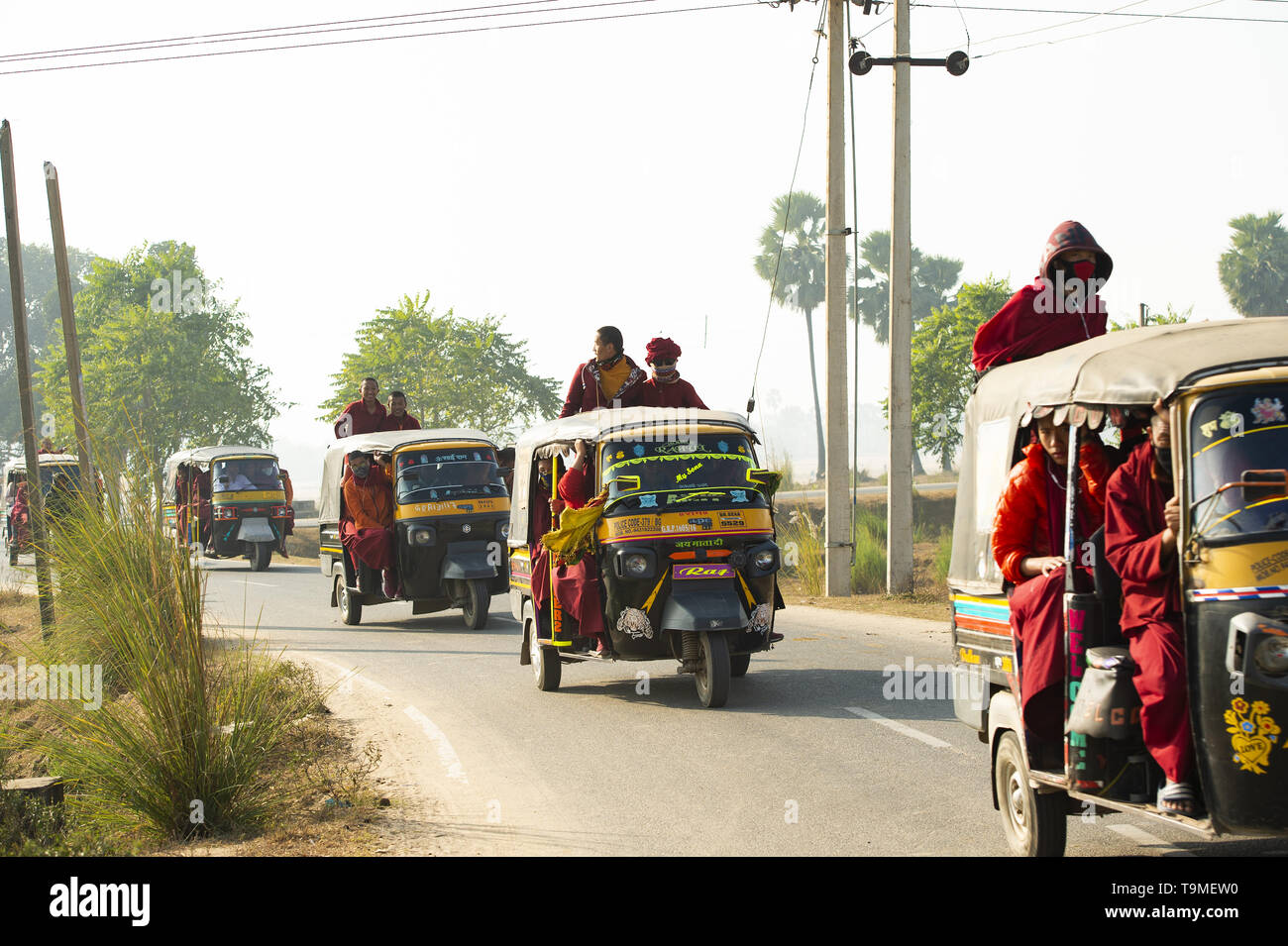 Un gruppo di monaci buddisti sono su un auto rickshaw (tuc tuc) in Bodh Gaya. Foto Stock