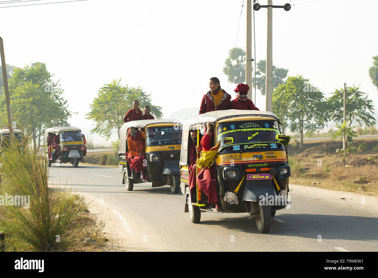 Un gruppo di monaci buddisti sono su un auto rickshaw (tuc tuc) in Bodh Gaya. Foto Stock