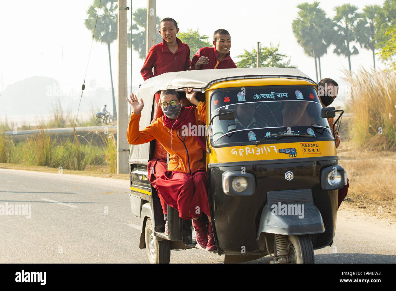 Un gruppo di monaci buddisti sono su un auto rickshaw (tuc tuc) in Bodh Gaya. Foto Stock