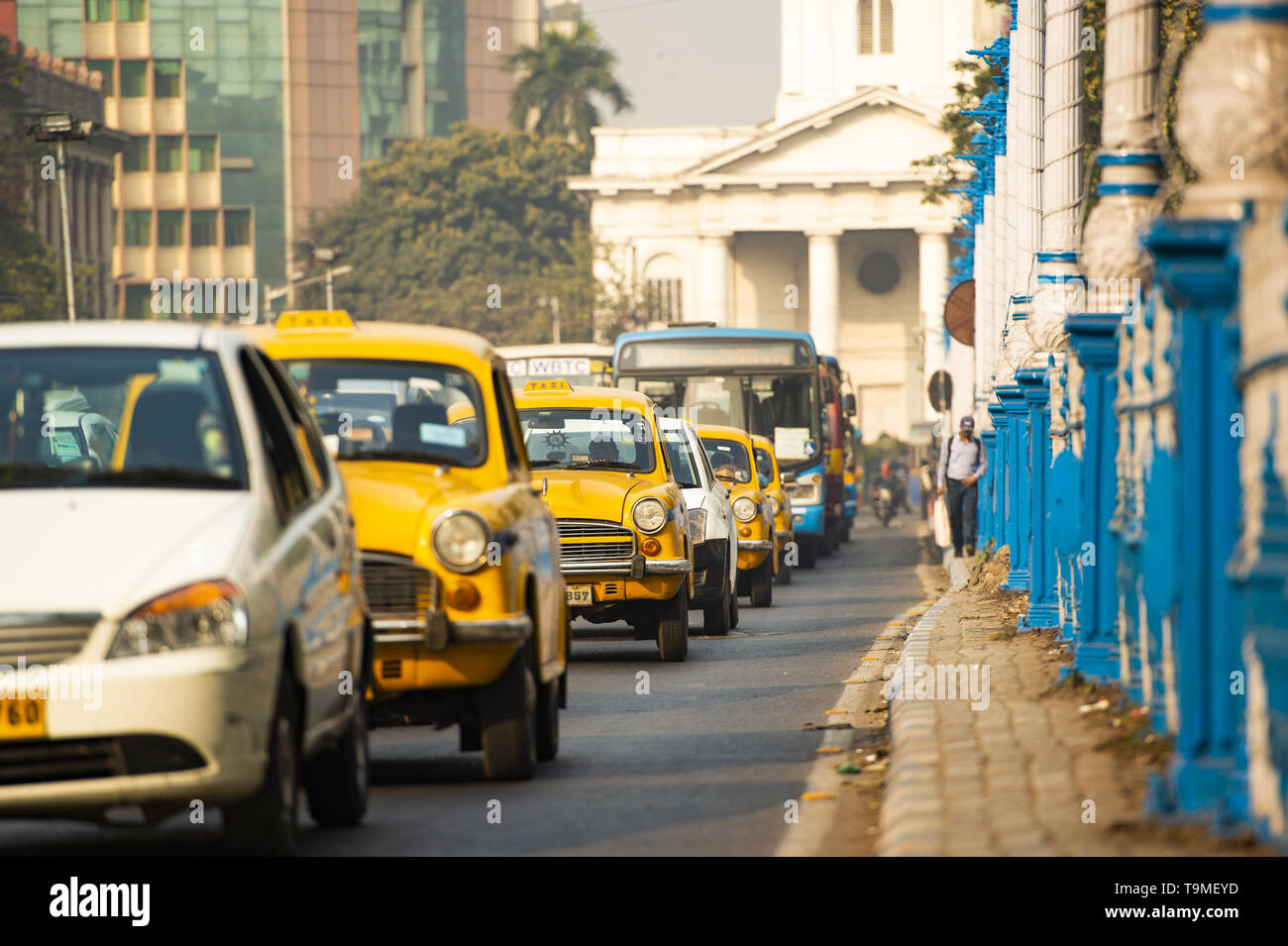 Il traffico della strada con taxi e autovetture per le strade di Calcutta, in India. Foto Stock