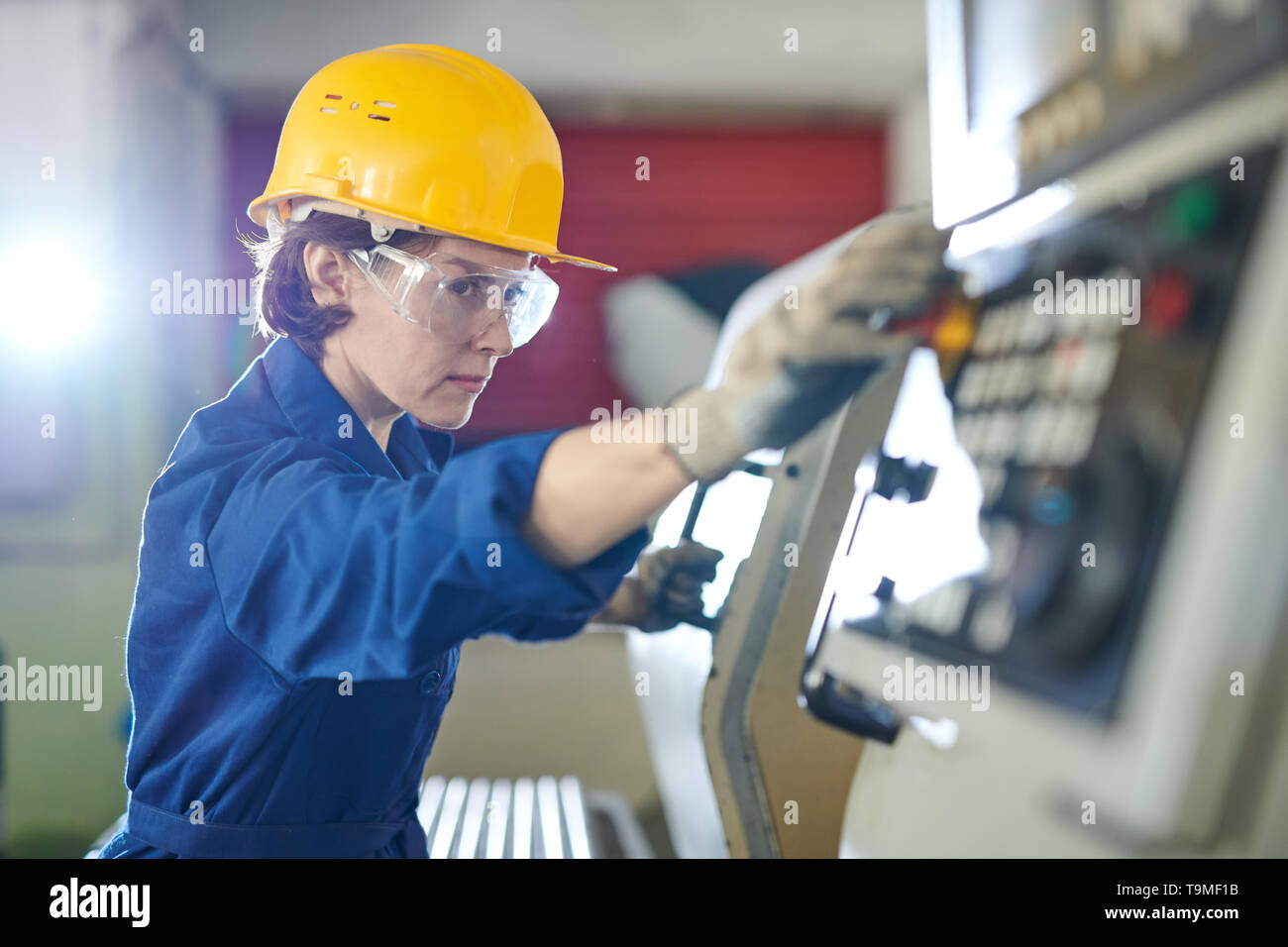 Donna premendo il pulsante di arresto Foto Stock