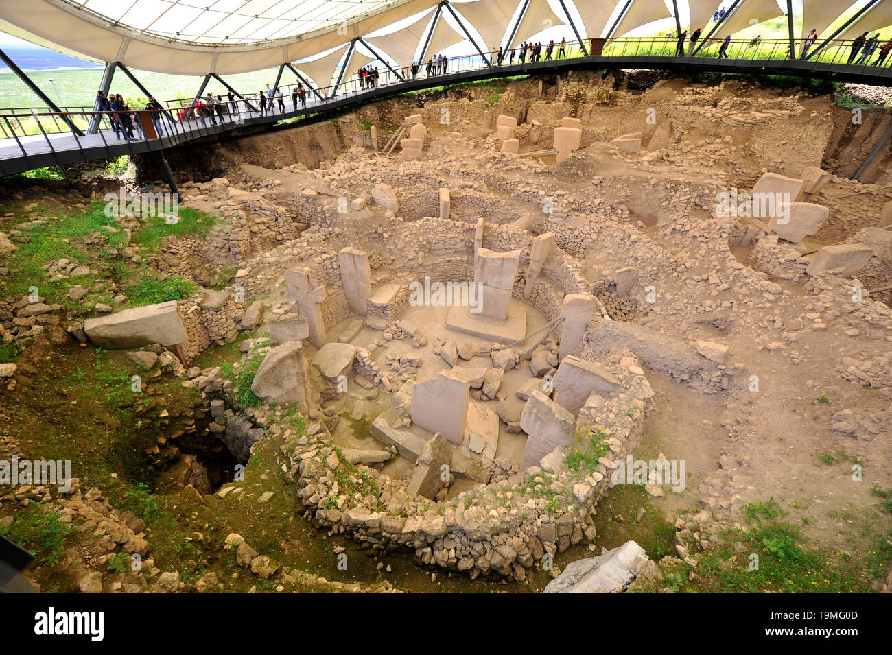 I visitatori hanno la vista di scavo di antico sito archeologico di Gobekli Tepe in Sanliurfa, Turchia Foto Stock