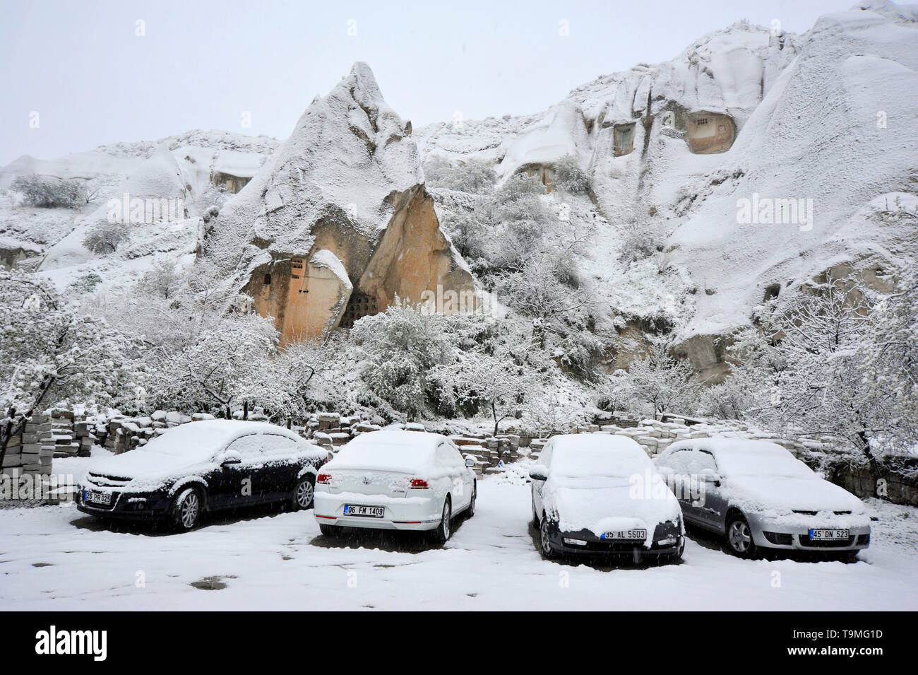 Insolito in pietra naturale con formazioni di neve a Goreme nella regione della Cappadocia della Turchia Foto Stock