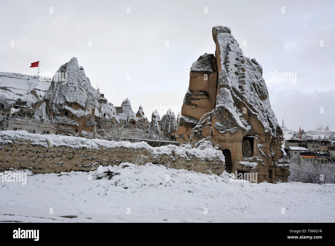 Insolito in pietra naturale con formazioni di neve a Goreme nella regione della Cappadocia della Turchia Foto Stock