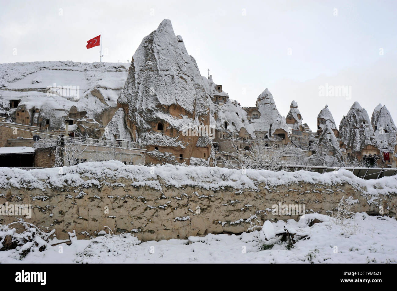 Insolito in pietra naturale con formazioni di neve a Goreme nella regione della Cappadocia della Turchia Foto Stock