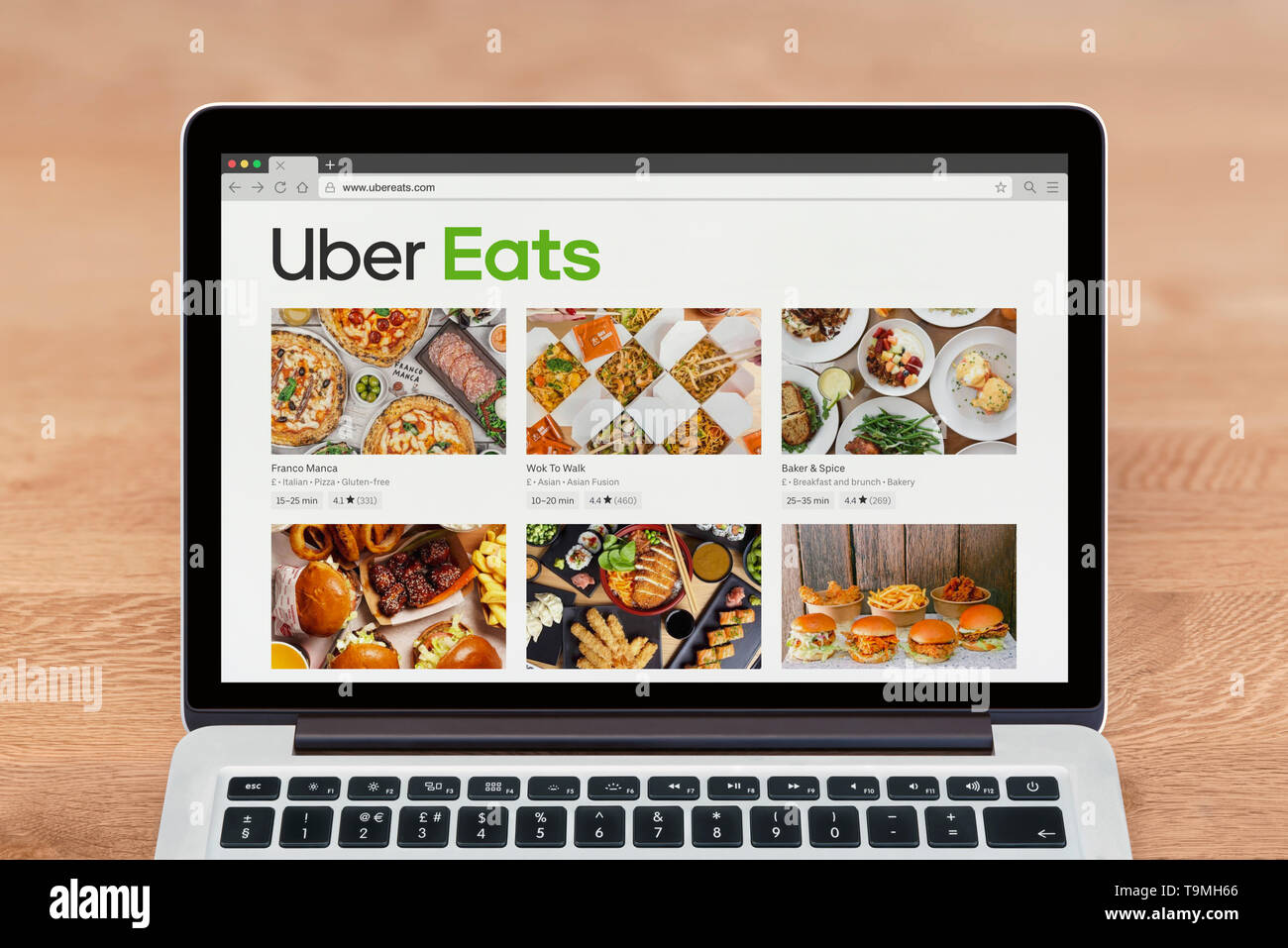 Un Apple Macbook visualizza la Uber mangia il sito Web (solo uso editoriale). Foto Stock