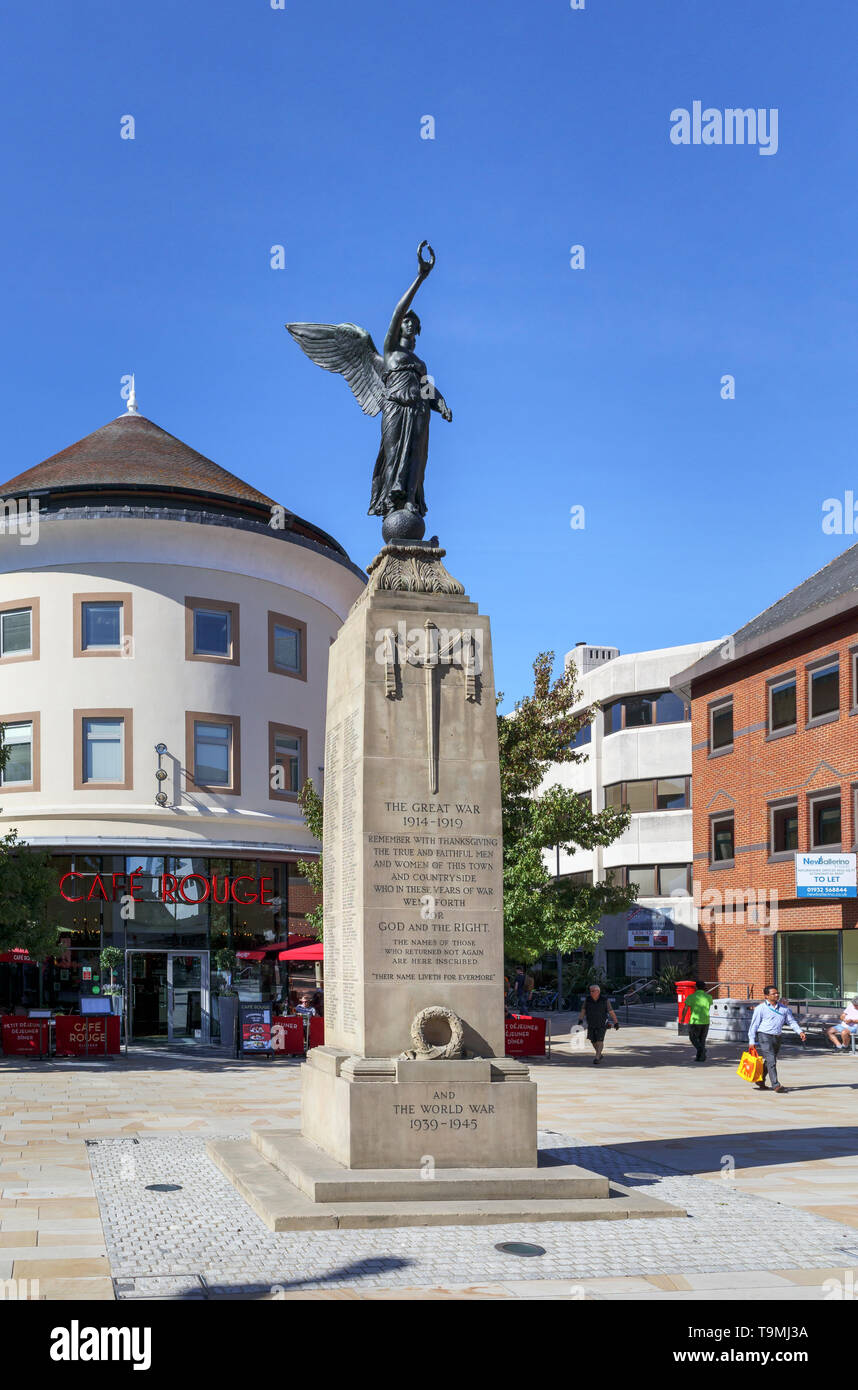 Giubileo Square War Memorial nel centro della cittadina di Woking, Surrey, Inghilterra sudorientale, Regno Unito in una giornata di sole con cielo blu Foto Stock