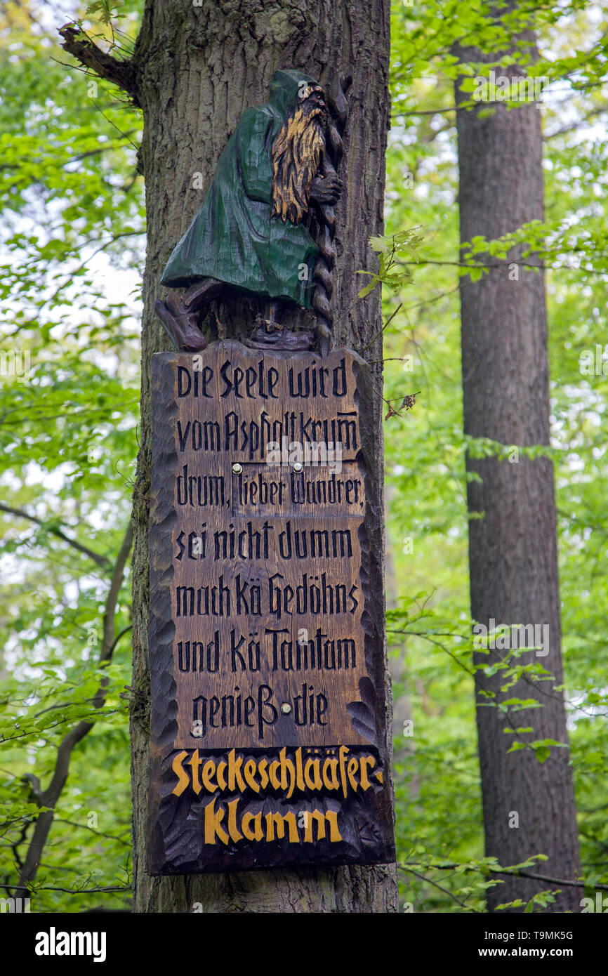 Consonanza di parole all'entrata del sentiero escursionistico Steckeschlääfer-Klamm, Binger foresta, Bingen sul Reno, Renania-Palatinato, Germania Foto Stock