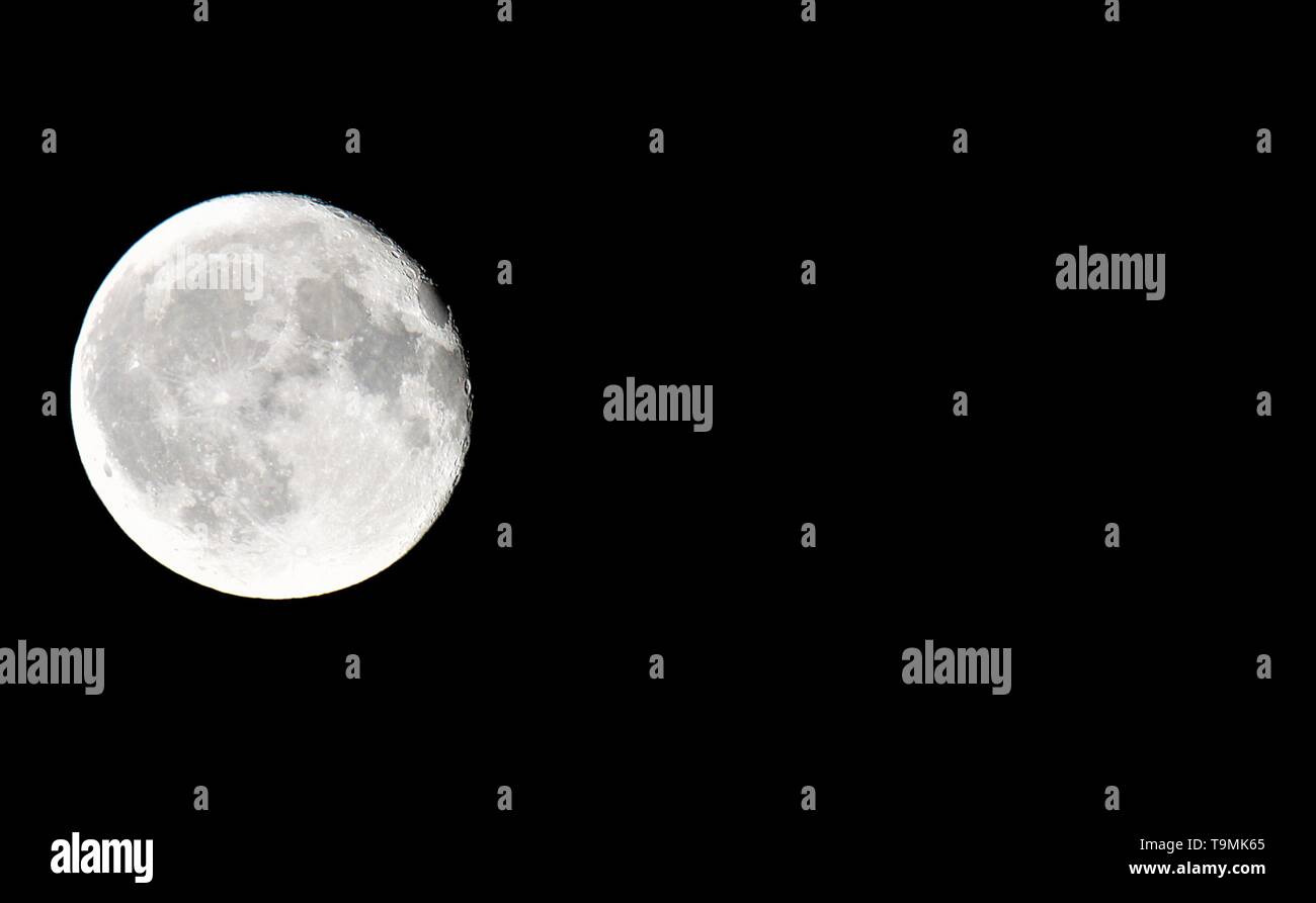 Close up di luna piena con sfondo nero sul lato sinistro della foto con spazio di copia Foto Stock