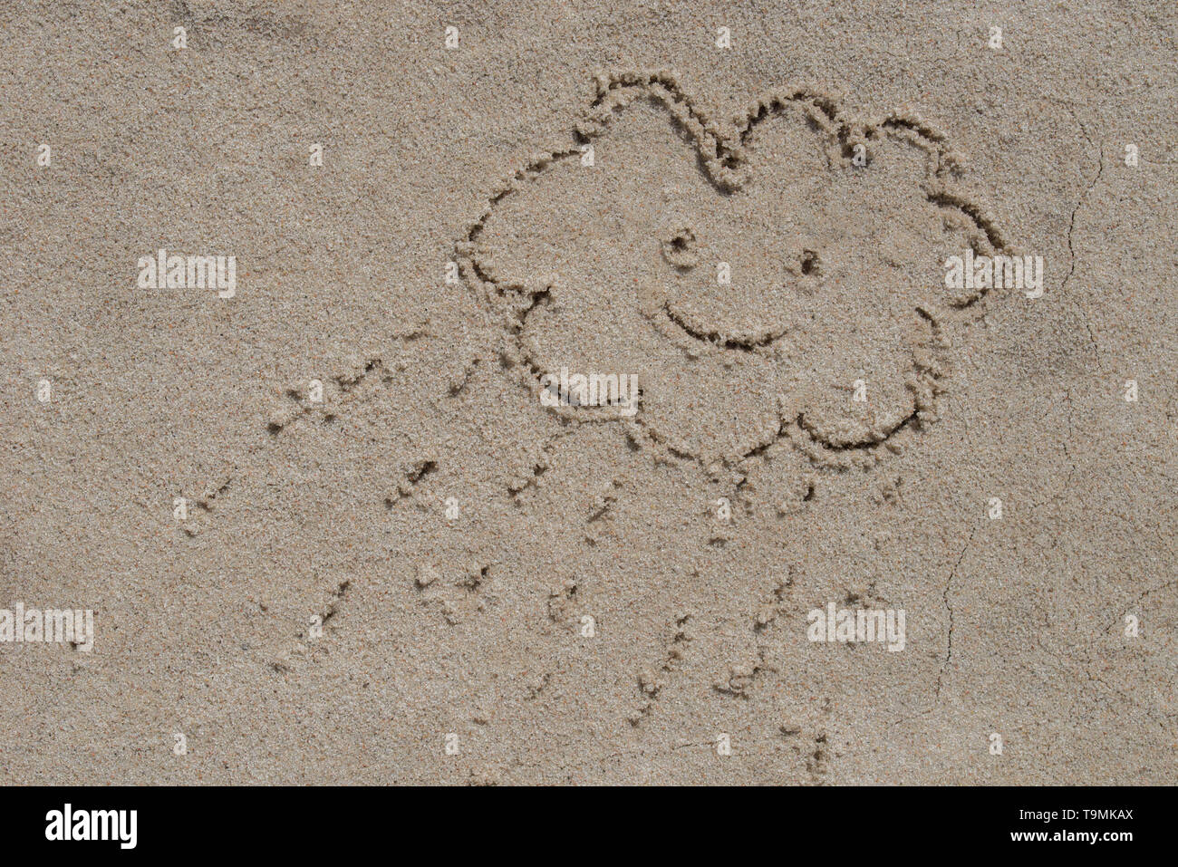 Nubi e pioggia disegno su Sfondo sabbia Foto Stock