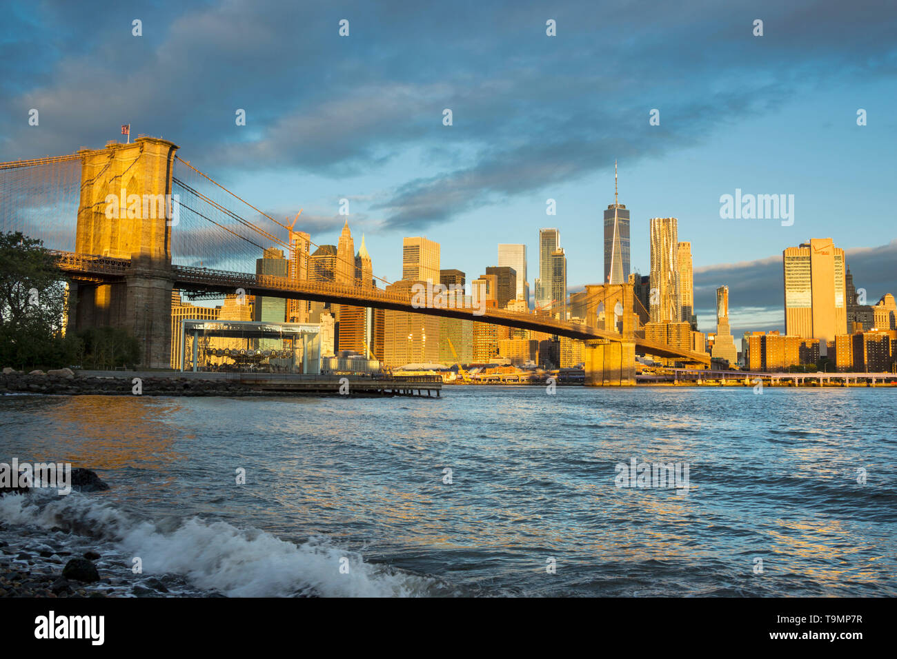 Ponte di Brooklyn (©J & W ROEBLING 1876) skyline del centro EAST RIVER MANHATTAN NEW YORK CITY USA Foto Stock