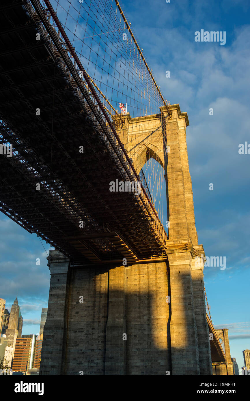 Ponte di Brooklyn (©J & W ROEBLING 1876) skyline del centro EAST RIVER MANHATTAN NEW YORK CITY USA Foto Stock