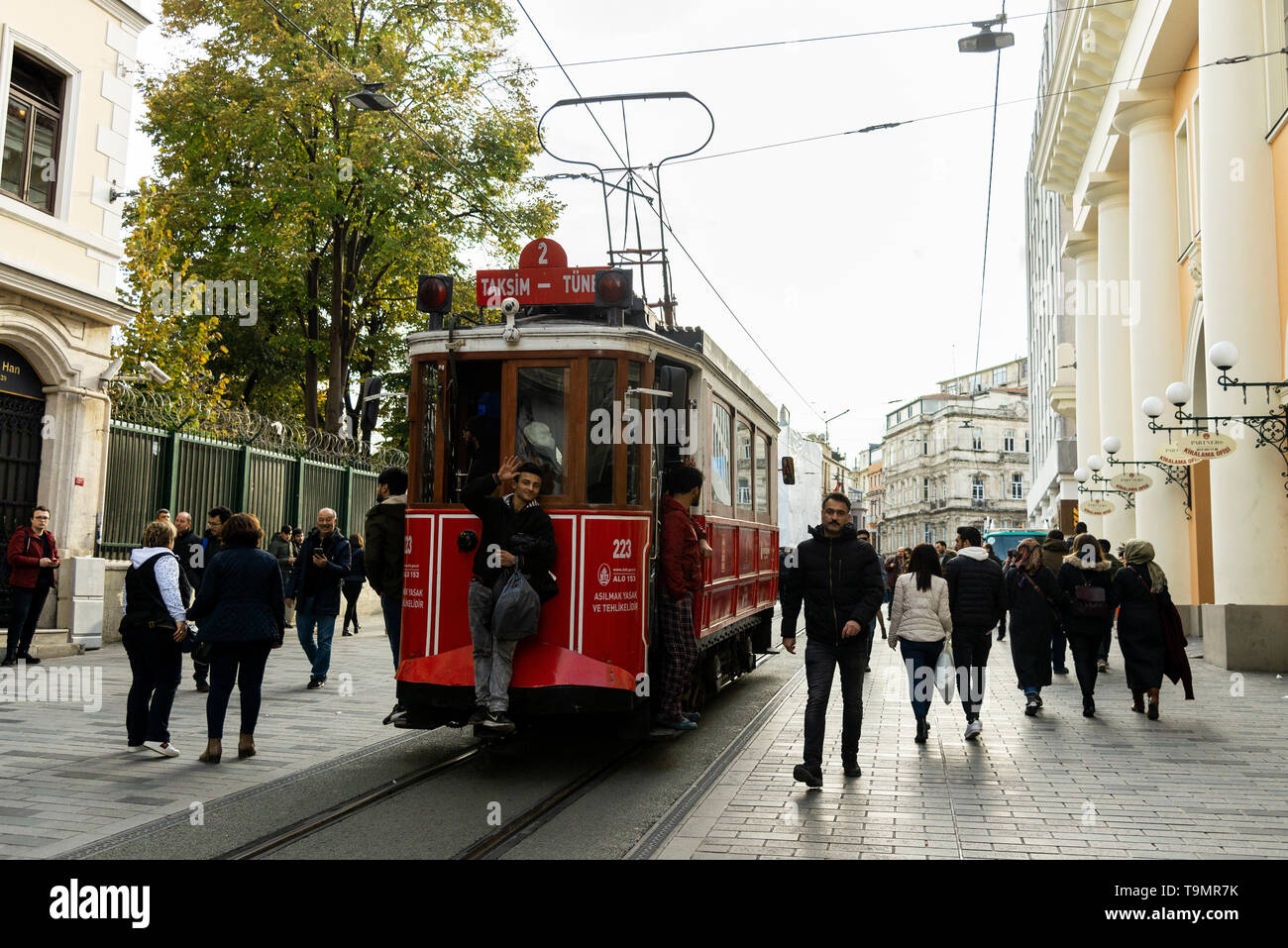 Istanbul, Turchia - 17 novembre 2018. Viale Istiklal con affollate di persone e Istiklal Tram Beyoglu di Istanbul in Turchia. Foto Stock