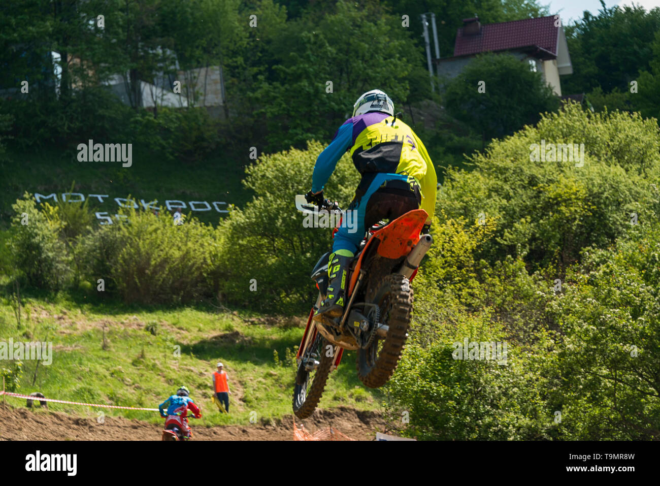 Lviv , Ucraina - 12 Maggio 2019: Open Cup di Lviv sulla pista di motocross Mayorovka. Unknown motociclisti vince la via in lotta per il Foto Stock