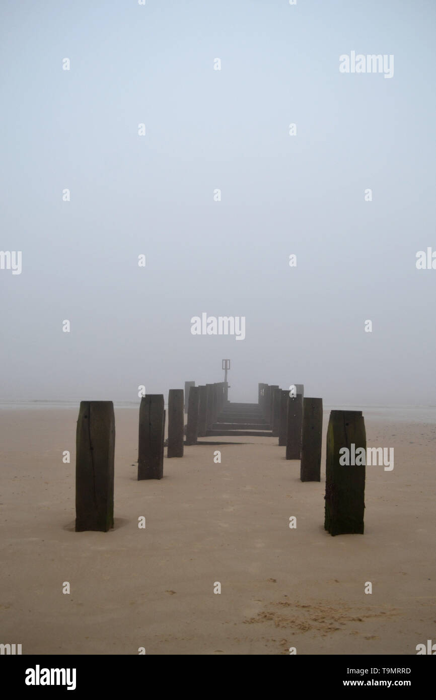 Molto nebbioso pomeriggio a Lowestoft Beach, Suffolk, Regno Unito Foto Stock