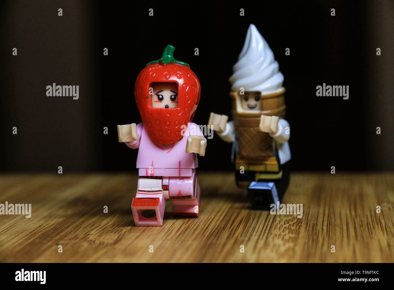 Fragole e gelato minifigures giocattolo sono a caccia di ogni altri Foto Stock