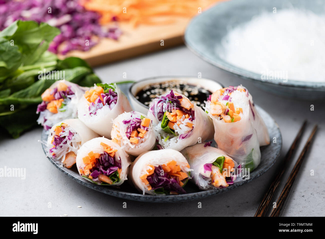 Carta di riso vietnamita rotoli con gamberetti, cavolo rosso, la carota e il riso tagliatelle. Cucina asiatica food. Involtini primavera Foto Stock