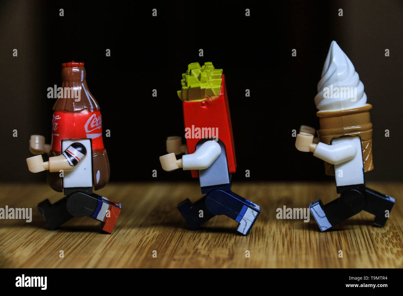 Cola, patatine fritte e gelato minifigures giocattolo sono a caccia di ogni altri Foto Stock