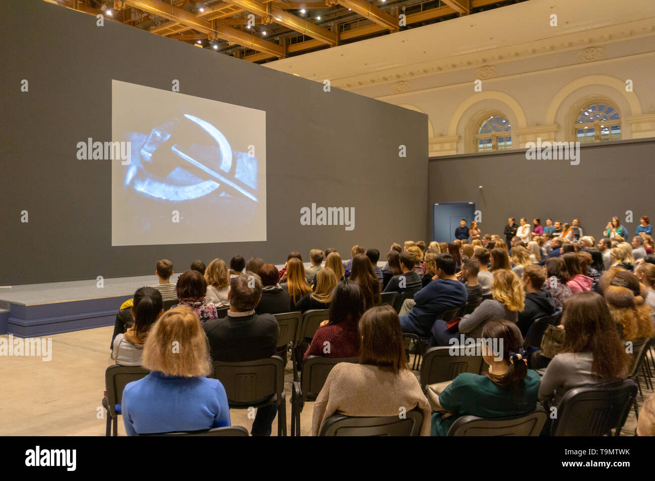 La gente sulla Conferenza di storia ascoltare e guardare lo schermo. Vista posteriore. L'immagine orizzontale Composizione, Mosca, Russia, 10.11.2019 Foto Stock