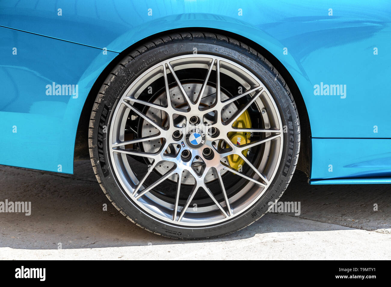 Samara, Russia - 18 Maggio 2019: Vista ravvicinata della BMW con ruote tubeless Michelin a basso profilo pneumatico Foto Stock