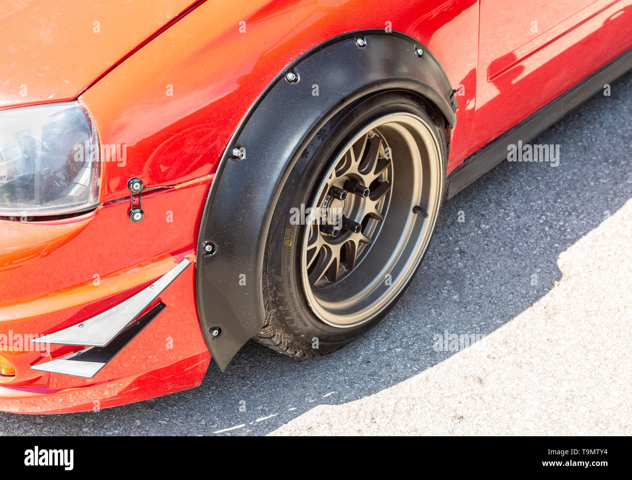 Samara, Russia - 18 Maggio 2019: Moderna sintonizzato automobilistica a ruote sul disco di metallo con basso profilo pneumatico Foto Stock