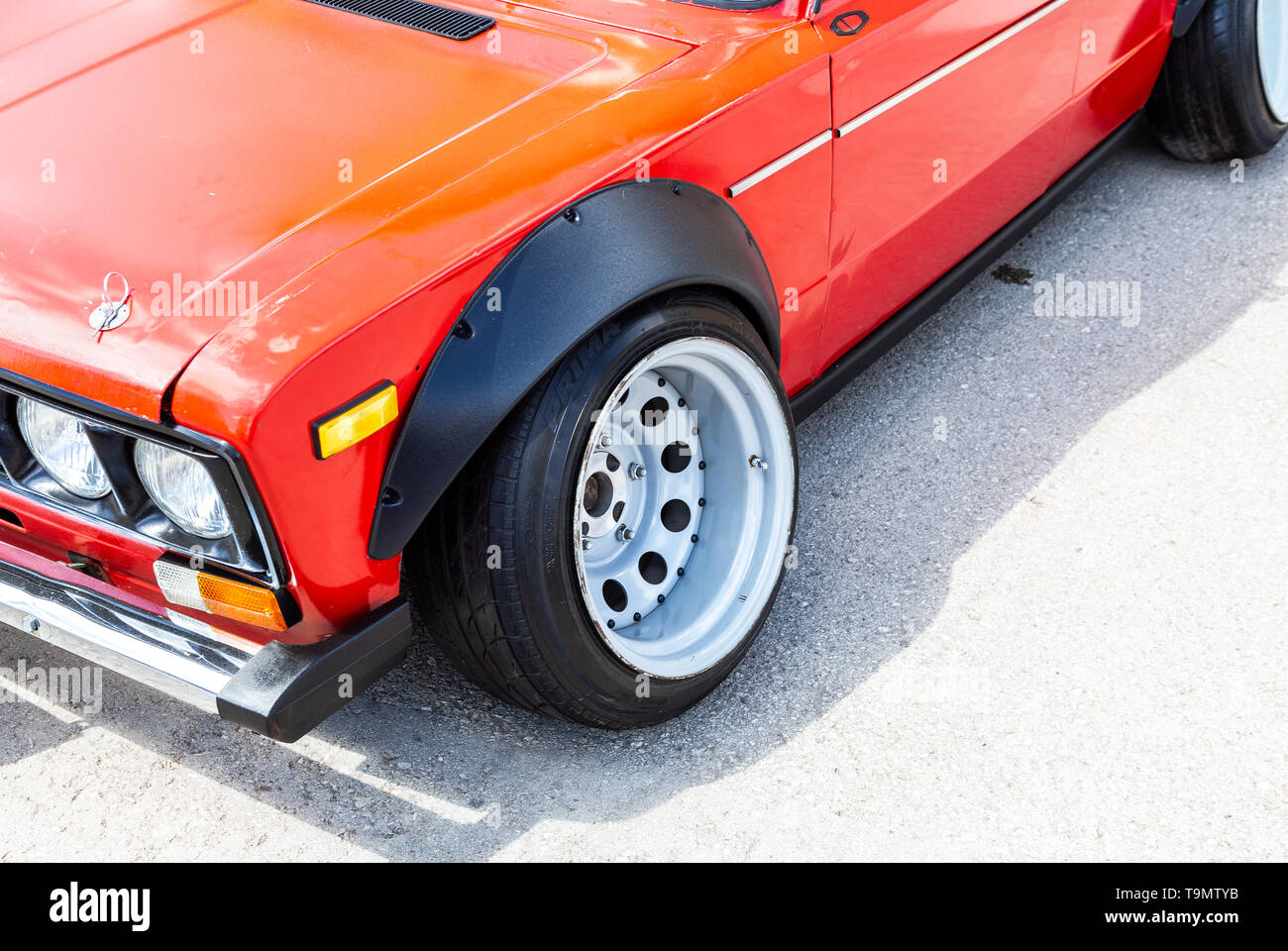 Samara, Russia - 18 Maggio 2019: Moderna sintonizzato automobilistica a ruote sul disco di metallo con basso profilo pneumatico Foto Stock