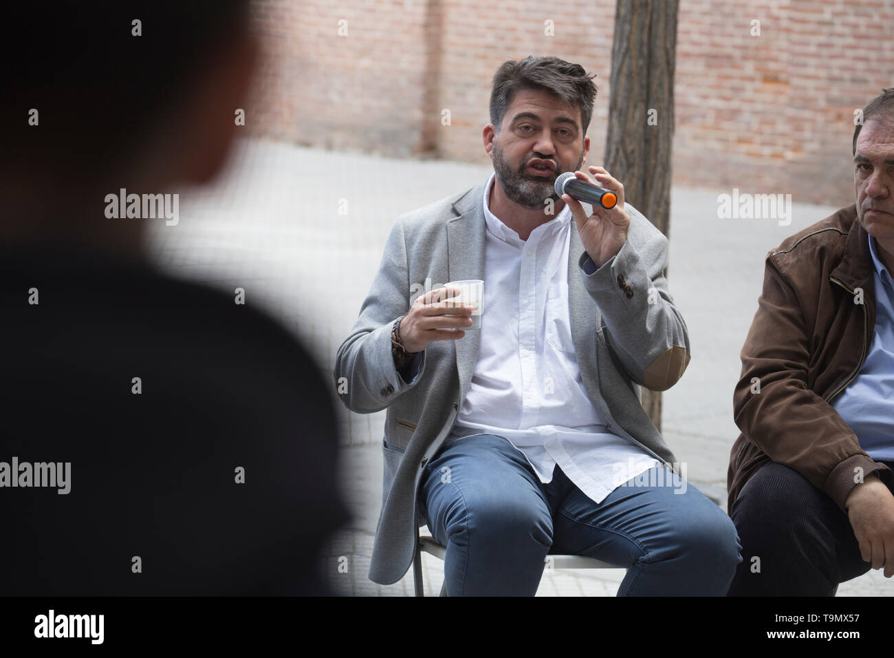 Carlos Sánchez Mato, candidato per il sindaco di Madrid, visto dicendo "abbiamo a dare soluzioni reali per le persone". Durante la conferenza di partito. La coalizione politica Madrid en Pie tiene una conferenza con la partecipazione di Carlos Sánchez Mato, candidato per il sindaco della città di Madrid, Rommy Arce, numero 2 sulle liste di Madrid en Pie, e Pablo Carmona, numero 3 sulle liste di Madrid in piedi. L'ancora consiglieri del consiglio municipale di Madrid di Ahora Madrid concorreranno le elezioni locali il 26 maggio in grado di competere con il presente sindaco di Madrid, Manuel Carmena. Foto Stock