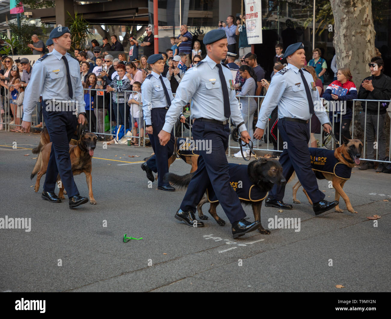 Perth, Australia. Xxv Aprile 2019. Anzac Parade di Perth WA. Gli australiani in tutto il paese ricorda quelle service gli uomini e le donne che sono morti in conflitti per il loro paese. La giornata inizia con un servizio di alba seguita da un'Anzac Day Parade in tutto il paese come qui a Perth, WA. I giovani partecipanti alla parata indossare le medaglie di membri della loro famiglia. Credito: Joe Kuis / Alamy Foto Stock