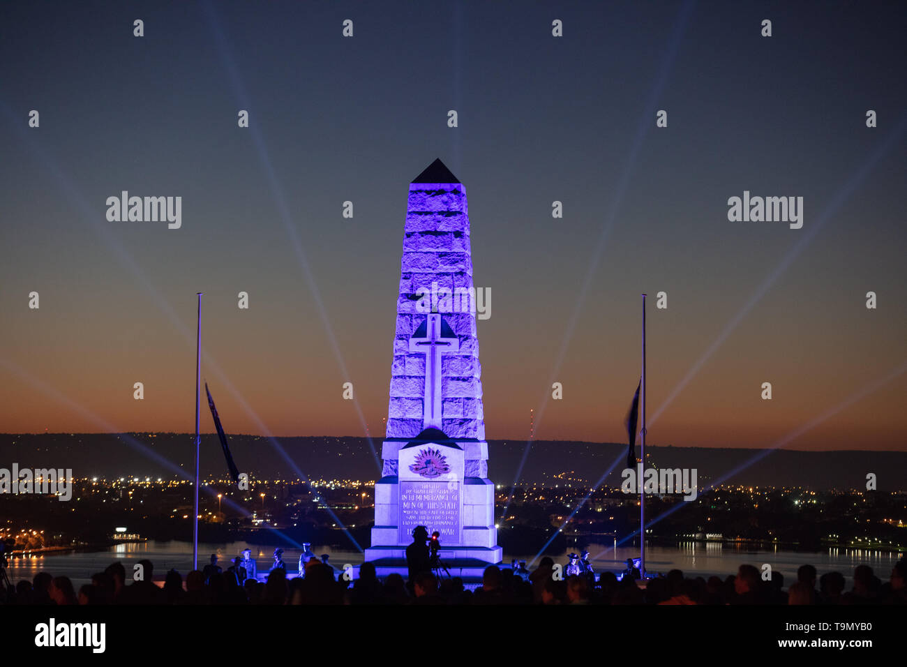 Perth, Australia. Xxv Aprile 2019. Anzac Day Alba Service in Kings Park di Perth. Gli australiani in tutto il paese ricorda quelle service gli uomini e le donne che sono morti in conflitti per il loro paese. La giornata inizia con un servizio di alba seguita da un'Anzac Day Parade in tutto il paese come qui a Perth, WA. I giovani partecipanti alla parata indossare le medaglie di membri della loro famiglia. Credito: Joe Kuis / Alamy Foto Stock