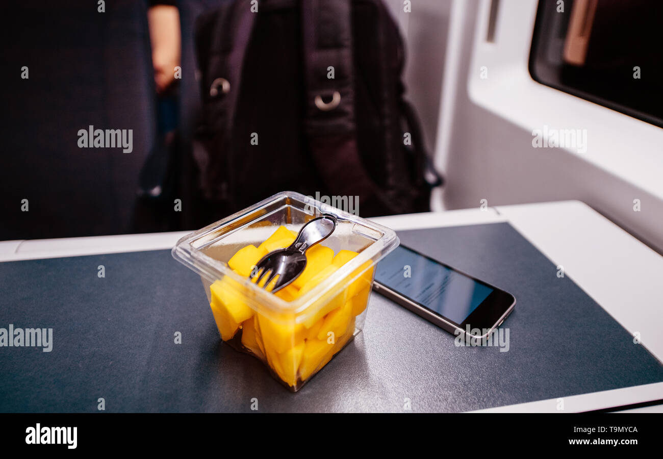 Insalata di anguria con la forcella - viaggi in treno veloce nel Regno Unito lo smartphone piccolo sul tavolo Foto Stock