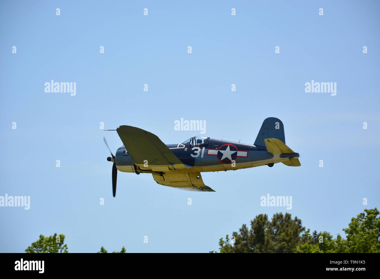 A Corsair durante la fase di decollo nel 2019 Virginia Beach Aviazione Militare museo mostra della seconda guerra mondiale. Foto Stock