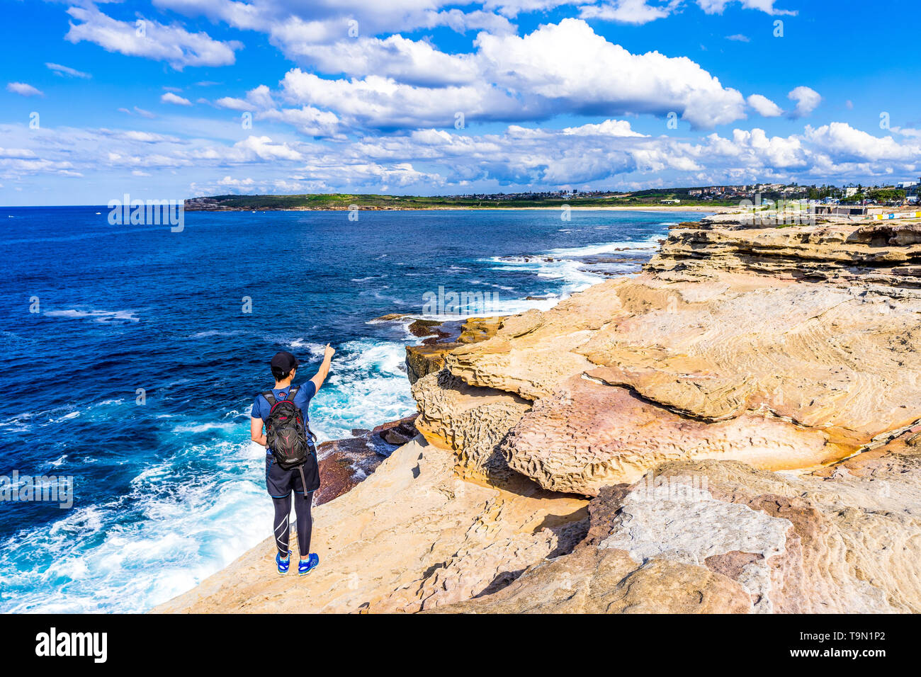 Una femmina di escursionista lungo il Coogee Beach a Maroubra passeggiata sulla spiaggia a Sydney in Australia Foto Stock