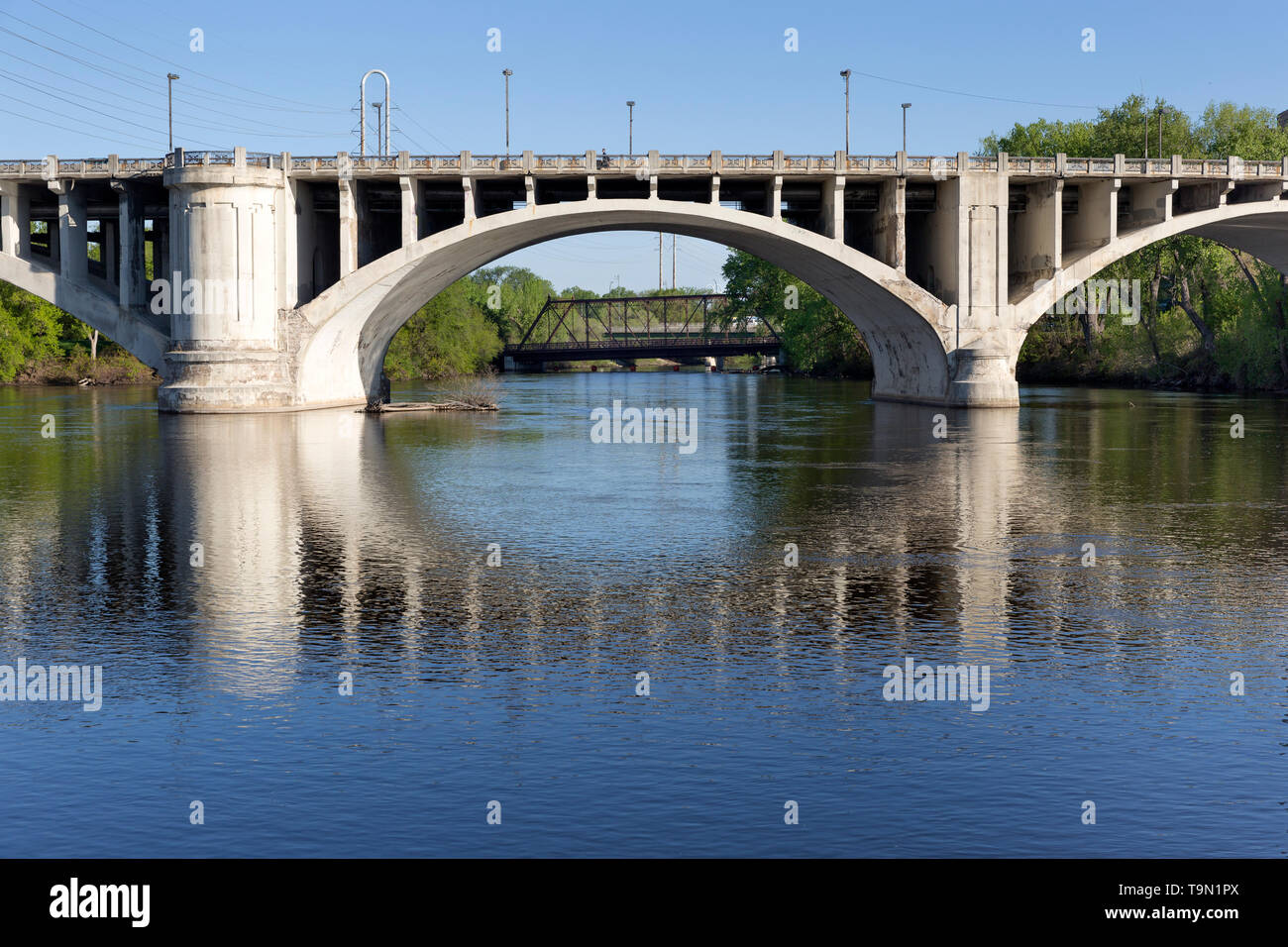Dettaglio della Terza Avenue ponte che attraversa il fiume Mississippi nel centro di Minneapolis, Minnesota. Il ponte è stato progettato da Frederick W. Cappelen. Foto Stock