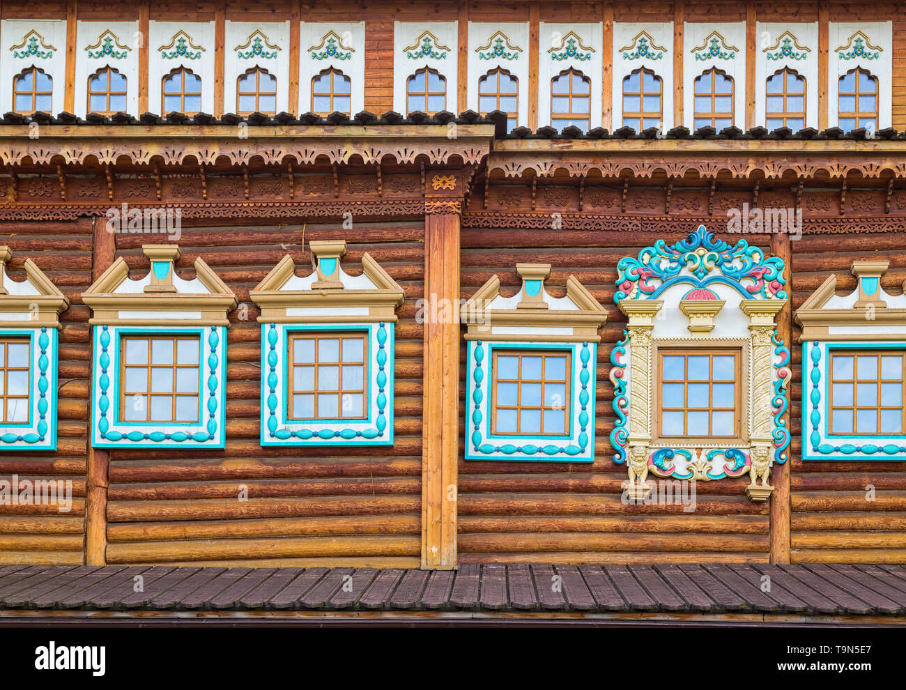 Decorate windows nella vecchia casa di log. Russo architettura tradizionale.Tsar del palazzo di legno nel parco Kolomenskoe, Mosca, Russia. Foto Stock
