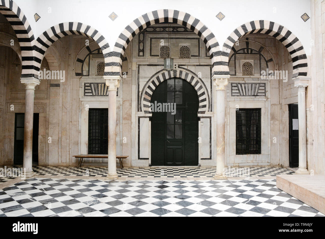Islamic motivi architettonici lavori di piastrelle nel cortile centrale di un tradizionale del xvii secolo casa nella medina (città vecchia) di Tunisi, Tunisia. Foto Stock