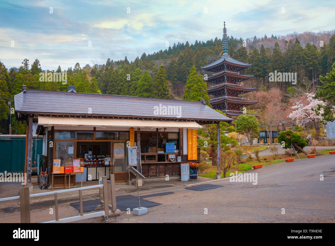 Aomori, Giappone - 24 Aprile 2018: Seiryu-ji tempio Buddista fondata da Ryuko APD in 1982, casa di più grande bronzo seduto statua del Buddha, Showa Daibutsu, ho Foto Stock