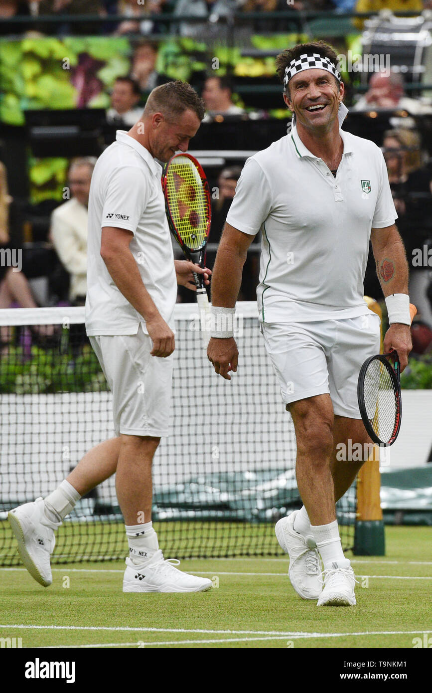 Londra, Regno Unito. 19 Maggio, 2019. Pat Cash (R) e Lleyton Hewitt assistere ad un match di esibizione con Jamie Murray e Goran Ivanisevic a Wimbledon n. 1 corte in festa a sostegno della Fondazione di Wimbledon a Londra, in Gran Bretagna il 19 maggio 2019. Credito: Ray codolo/Xinhua/Alamy Live News Foto Stock