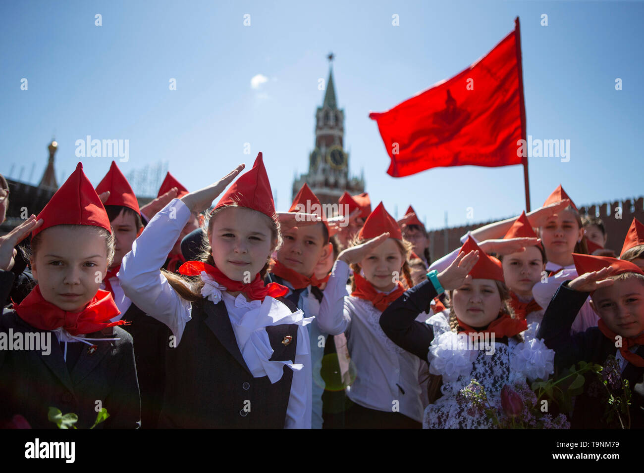 Pechino, la Russia. 19 Maggio, 2019. I nuovi membri della Federazione giovani pionieri assistere ad una cerimonia di induzione a Mosca, in Russia, 19 maggio 2019. Credito: Alexander Zemlianichenko Jr/Xinhua/Alamy Live News Foto Stock