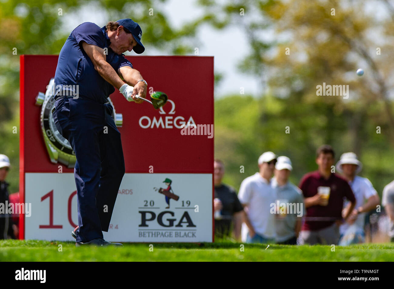 Farmingdale, New York, Stati Uniti d'America. 19 Maggio, 2019. Phil Mickelson degli Stati Uniti d'America svolge il suo tiro dal decimo tee durante il round 4 del campionato PGA di credito torneo: Azione Plus sport/Alamy Live News Foto Stock