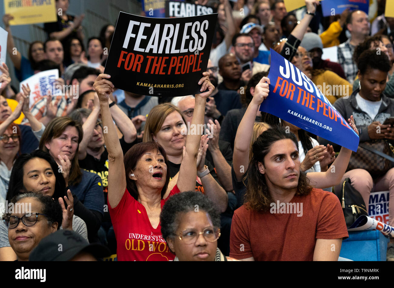 Los Angeles, California, USA. 19 Maggio, 2019. I sostenitori del candidato presidenziale democratico U.S. Il senatore Kamala Harris visto holding cartelloni durante una campagna di rally in Los Angeles. Questo è stato Harris la prima campagna rally a Los Angeles dal momento che lei ha annunciato la sua candidatura per il Presidente degli Stati Uniti. Il candidato ha parlato della necessità di lottare contro la violenza pistola, sollevare pagare insegnanti e fornire middle class sgravi fiscali. Credito: SOPA Immagini limitata/Alamy Live News Foto Stock