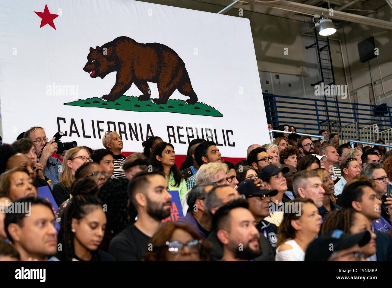 Los Angeles, California, USA. 19 Maggio, 2019. I sostenitori del candidato presidenziale democratico U.S. Il senatore Kamala Harris visto durante una campagna di rally in Los Angeles. Questo è stato Harris la prima campagna rally a Los Angeles dal momento che lei ha annunciato la sua candidatura per il Presidente degli Stati Uniti. Il candidato ha parlato della necessità di lottare contro la violenza pistola, sollevare pagare insegnanti e fornire middle class sgravi fiscali. Credito: SOPA Immagini limitata/Alamy Live News Foto Stock