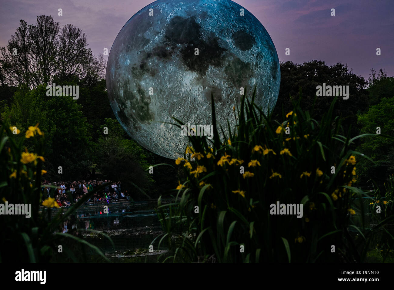 18 maggio 2019 - Artista Luke Jerram di 7 metri di diametro luna gonfiabile è sospesa al di sopra di lo stagno a Queens Park a Brighton durante il Festival di Brighton. Illuminato modello lunare è una delle diverse copie che tour in tutto il mondo per Luca mostra temporanea. Esso caratteristiche dettagliate NASA Immagini della superficie della luna, con ogni centimetro del campo illuminato in rappresentanza di 5km del moonâ€™s superficie. La libera arts evento fa parte del Festival di Brighton, che è una celebrazione annuale di arte, musica, teatro, danza, circo, e letteratura che si svolge nella città di Brighton e Hove durante la m Foto Stock